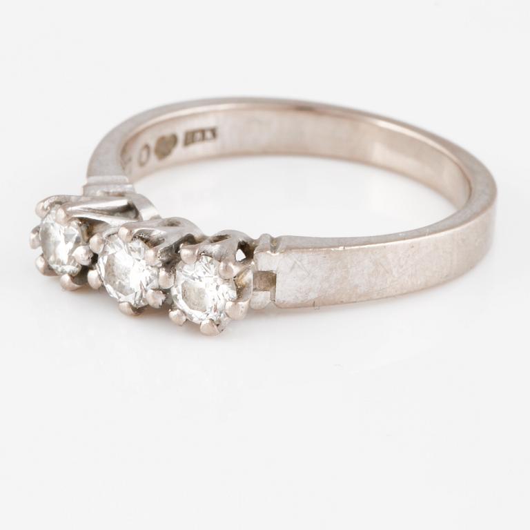 RING, 18K vitguld med 3 briljantslipade diamanter 0.45 ct, kattfotstämplad. Vikt 3,9 gram.