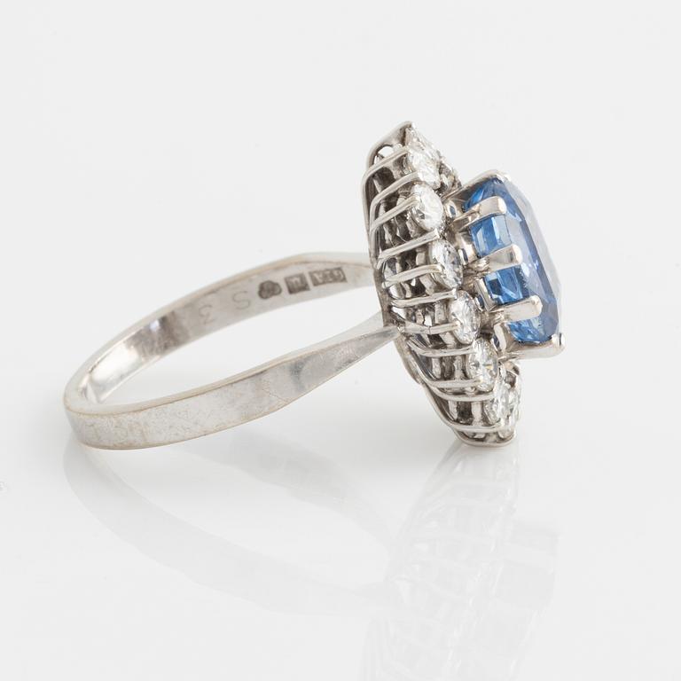 Ring, Carmoséring 18K vitguld med ljusblå safir och briljantslipade diamanter.