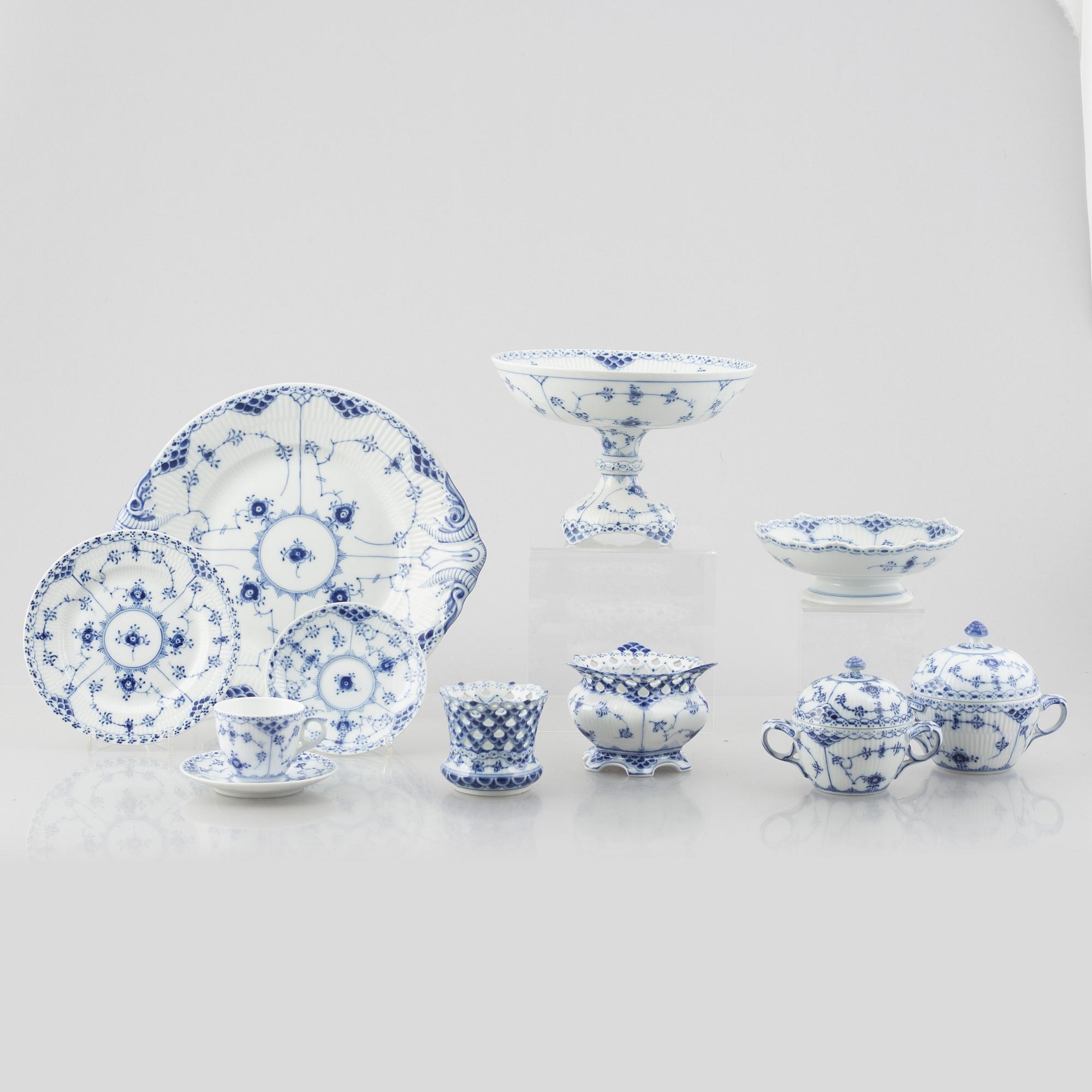 Servisdelar, 29 st, porslin, "Musselmalet", Royal Copenhagen, Danmark.