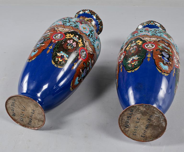 VASER, ett par, cloisonné, omkring sekelskiftet 1900.