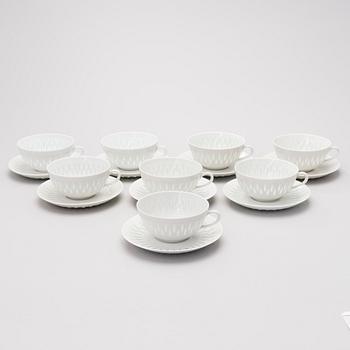 A 40-piece set of tableware in porcelain, signed F.H.Kj. Finland Arabia.