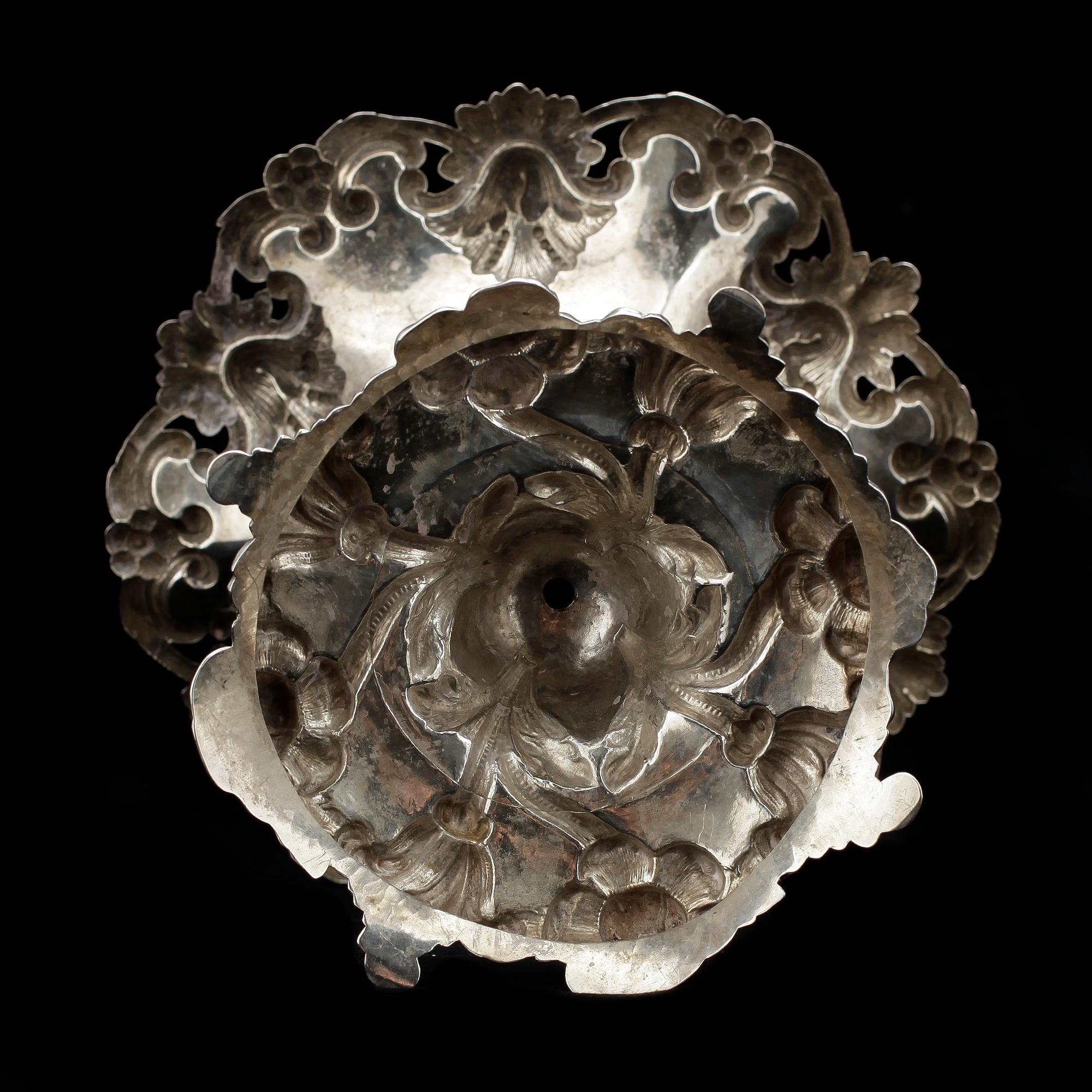 KAKFAT på FOT, silver, Otto Wilhelm Kjellberg, Västerås 1880. Vikt ca 217 gram.