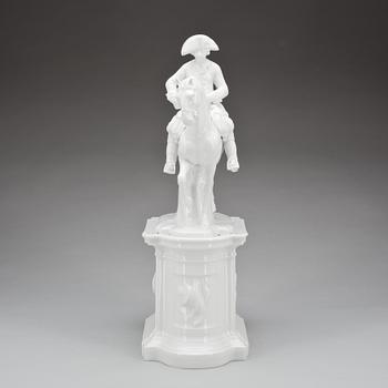 FIGURIN på POSTAMENTE, porslin, Fürstenberg, 1900-tal.