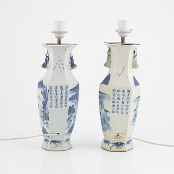 Bordslampor, två stycken, snarlika, porslin, Kina, Qingdynastin, sent 1800-tal.