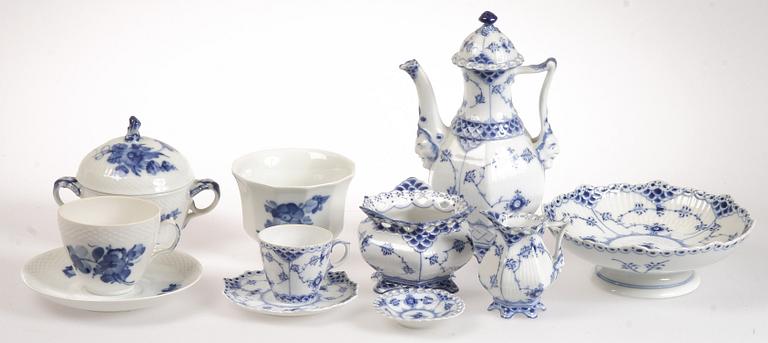 SERVISDELAR, 21 st, porslin,  "Blå blomst" samt "Musselmalet", Kongl dansk.