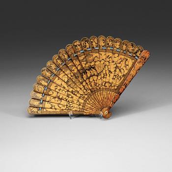 SOLFJÄDER, i träask och silkesklädd kartong. Qing dynastin, 1800-tal.