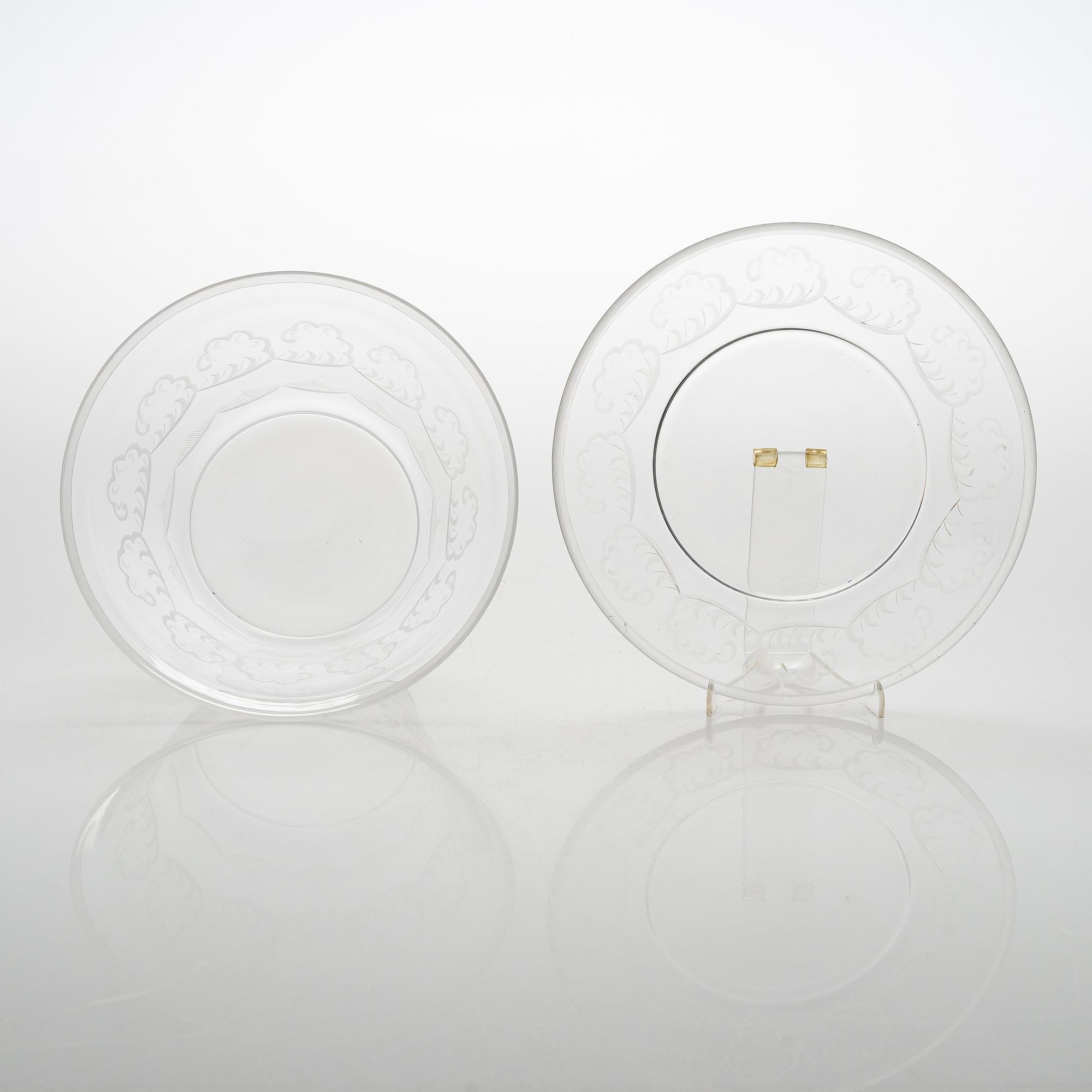 Simon Gate, an engraved glass bowl on a plate, 'Molnet' (The Cloud), signed of.G.100.25.S.