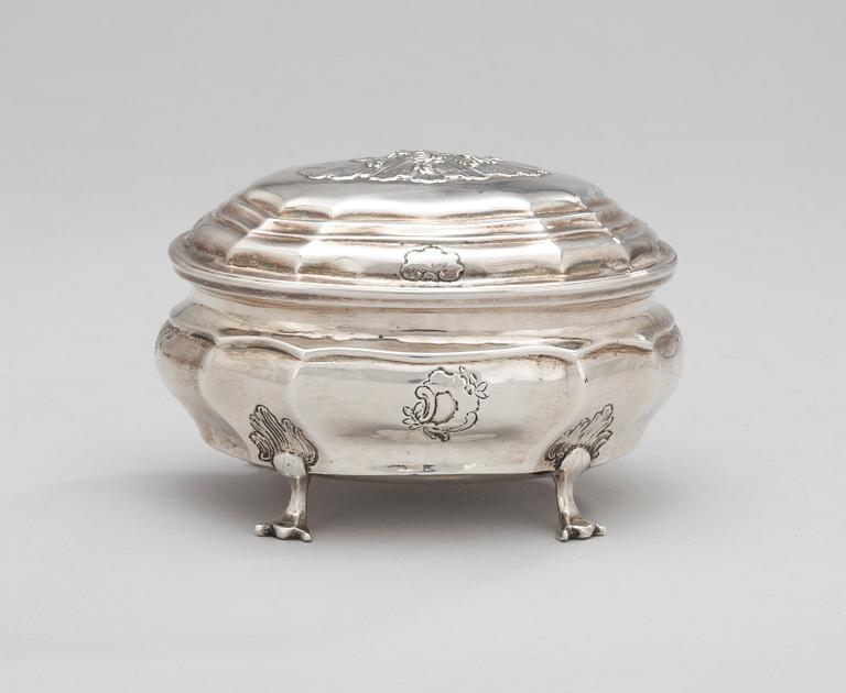 SOCKERSKRIN, silver, av Gustaf Stafhell d ä. Stockholm 1755. Rokoko. 240g.