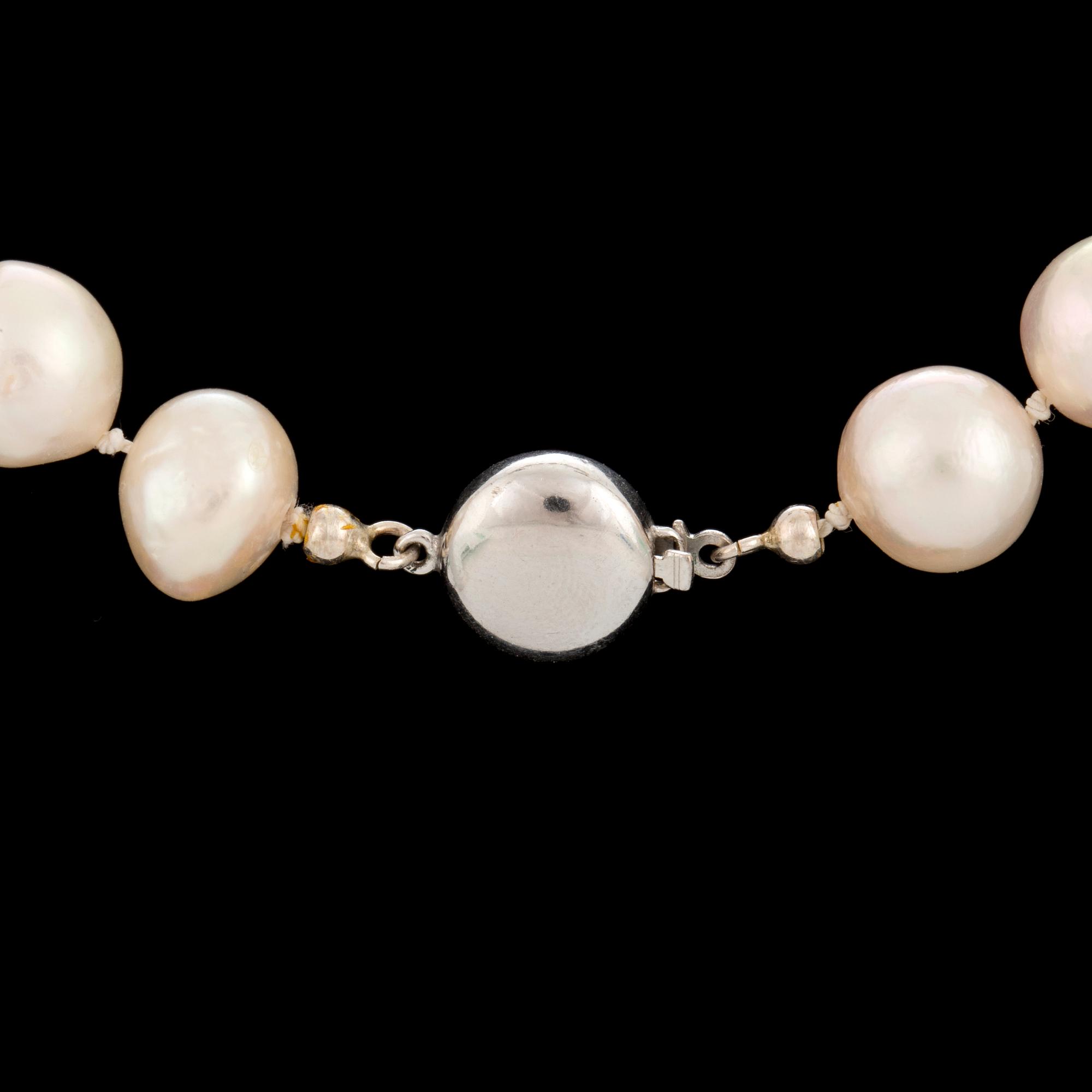 A collier of cultured pearls with a 18K white gold clasp.