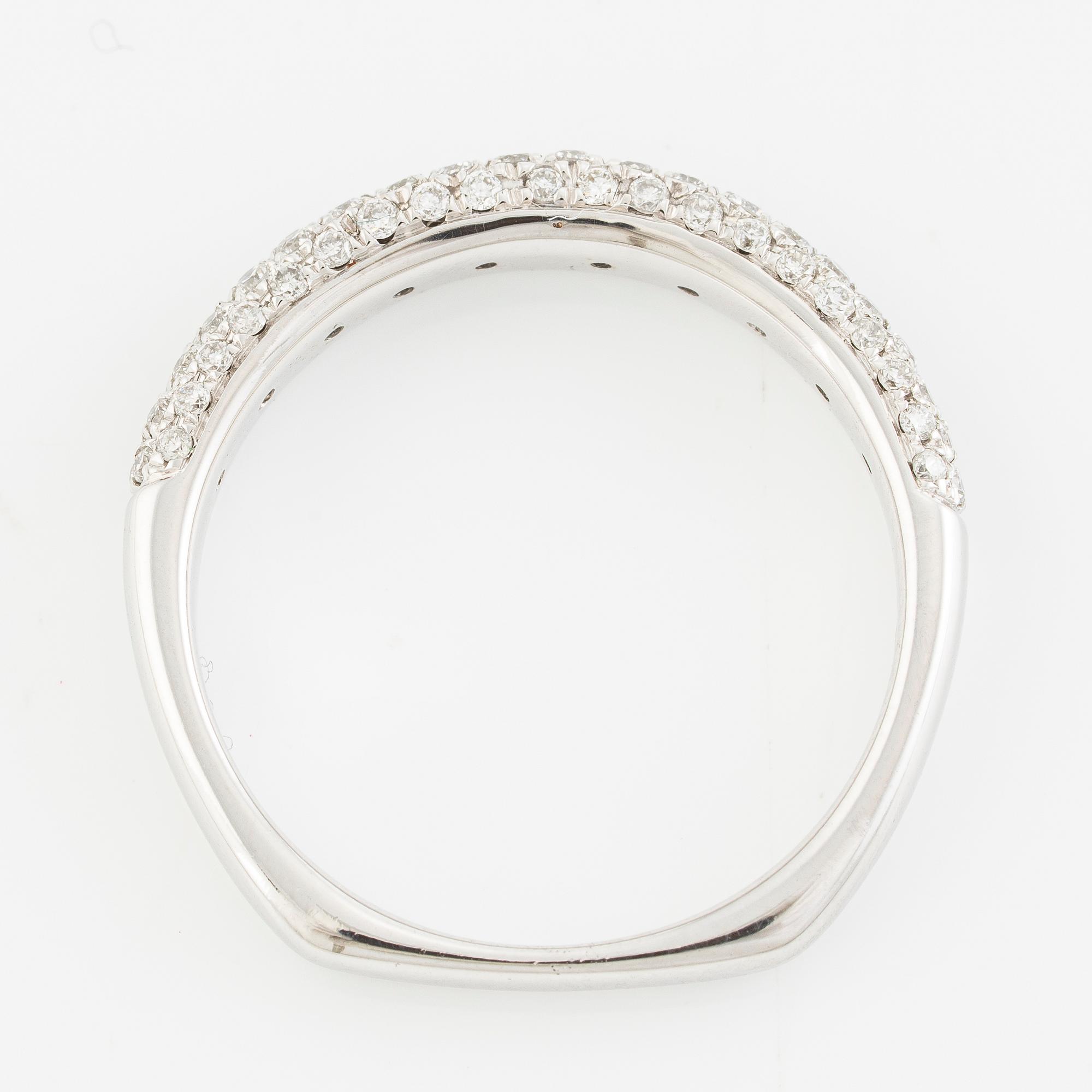 Ring, 18K white gold with small brilliant-cut diamonds.