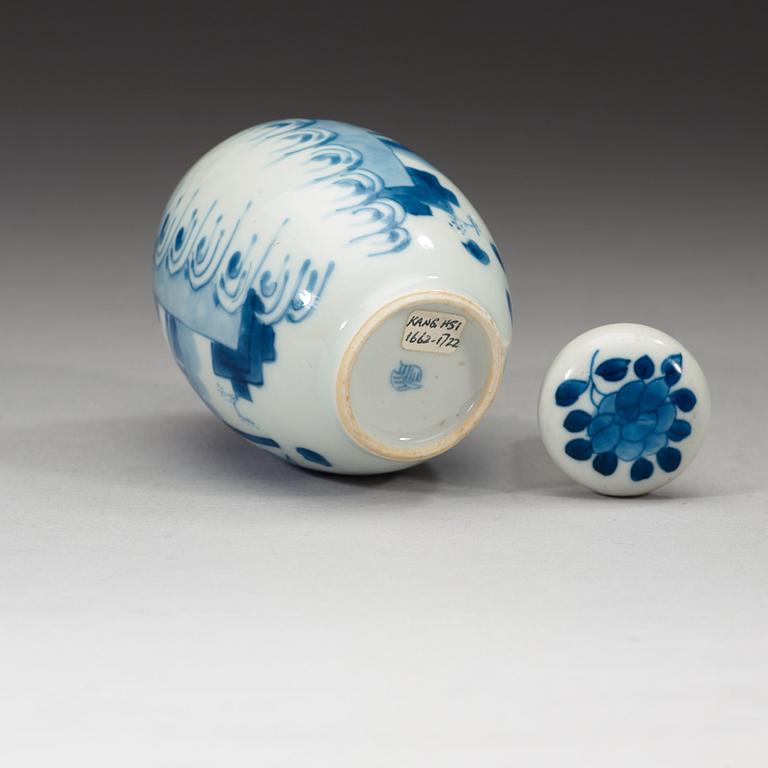 A blue and white tea caddy with cover, Qing dynasty, Kangxi (1662-1722).