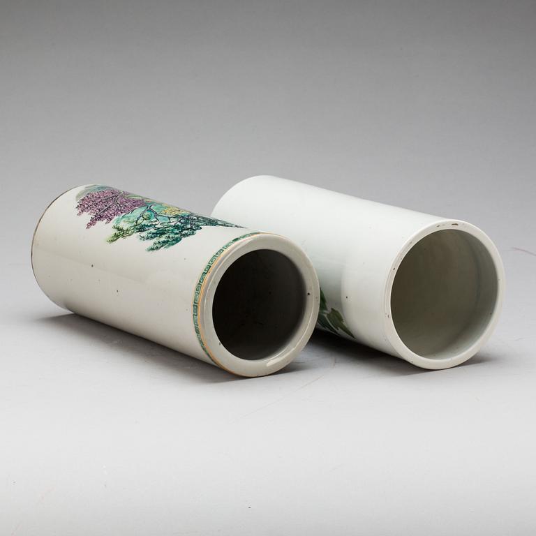 PENSELVASER, 2 st, porslin, Kina, 1900-tal och modern tillverkning.