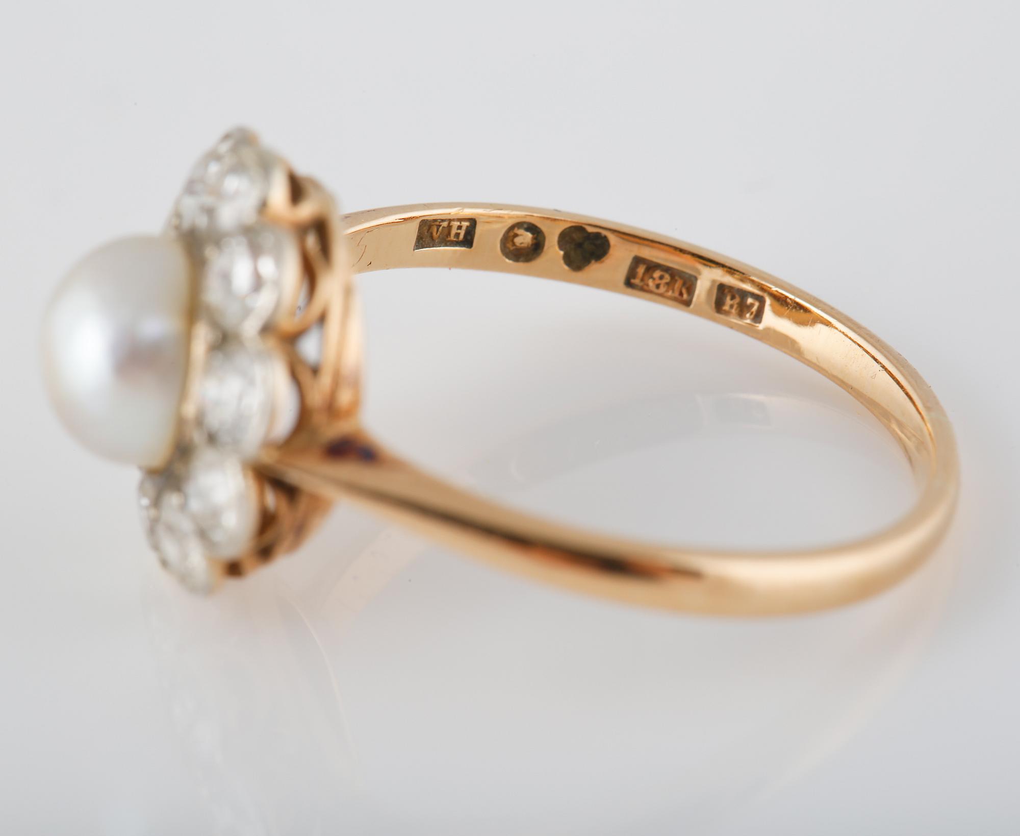 RING, 18K guld och med odlad pärla och gammalslipade diamanter 1.55 ct, Wilhelm Harbeck, Stockholm, 1919. Vikt 3,7 gram.
