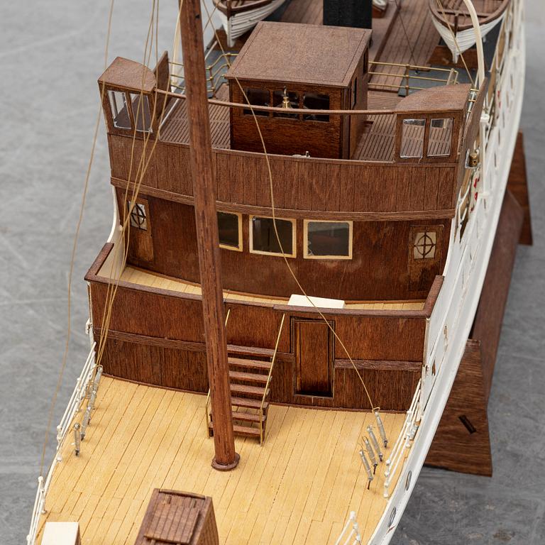 An end of the 20th Century ships scale model of the steamer 'Bohuslän'.