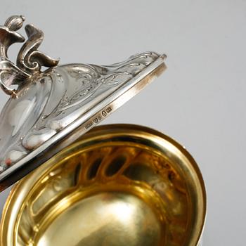 KAFFESERVIS, 3 delar, silver, rokokostil, C.G Hallberg, Stockholm, 1944 och 1945, total vikt ca 1315 gram.