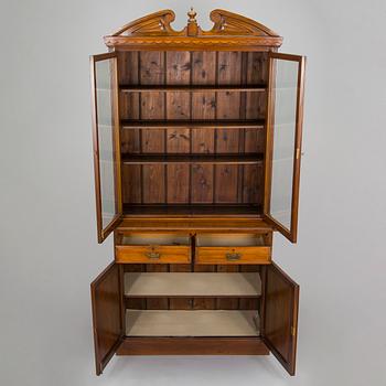 Vitrinskåp, 1900-talets första hälft.