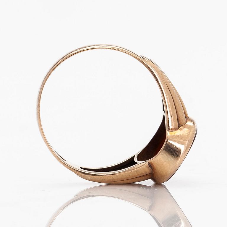 Ring, 14K guld med en oval sard sten, Westerback, Helsingfors 1956.