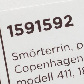 Smörterrin, porslin, Royal Copenhagen, "Musselmalet", modell 411, 1898-1923.