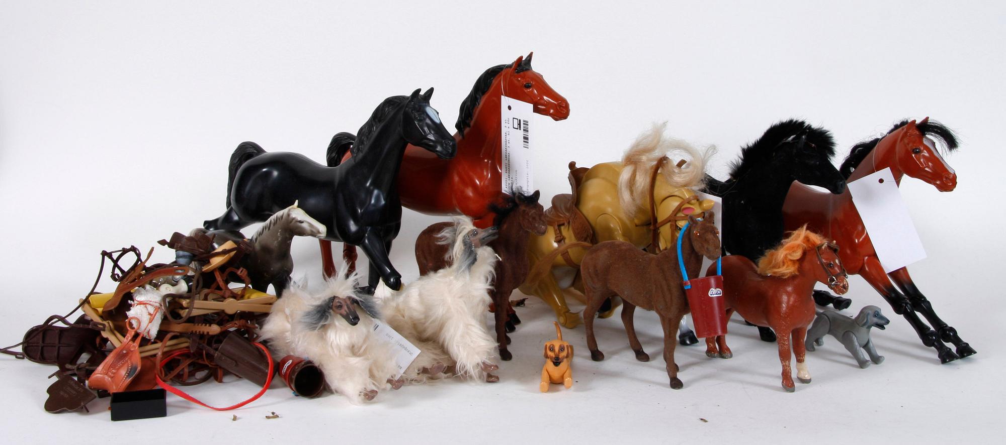 PARTI LEKSAKSHÄSTAR, 9 st OCH LEKSAKSHUNDAR, 3 st, bl a för Barbie.