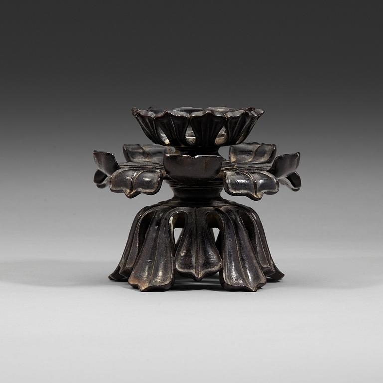 A Hongmu lotus-form stand, Qing dynasty (1644-1912).