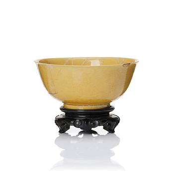 A yellow glazed five clawed dragon bowl, Qing dynasty, Kangxi (1662-1722).