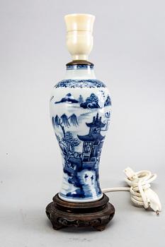 A set of six blue and white plates, a vase mounted as a lamp, and a jar with cover, Qin dynasty, Qianlong (1736-95).