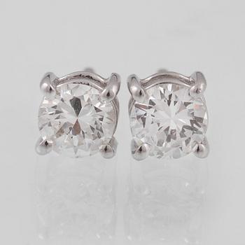 ÖRHÄNGEN, 18K vitguld med briljantslipade diamanter ca 0.69 ct. Vikt 1,6 gram.