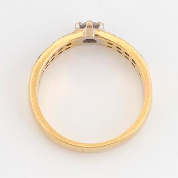 18K gold ring.