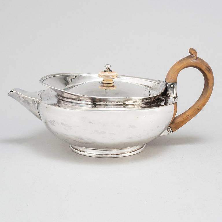 An English early 19th centruy silver tea-pot, marked London 1801.