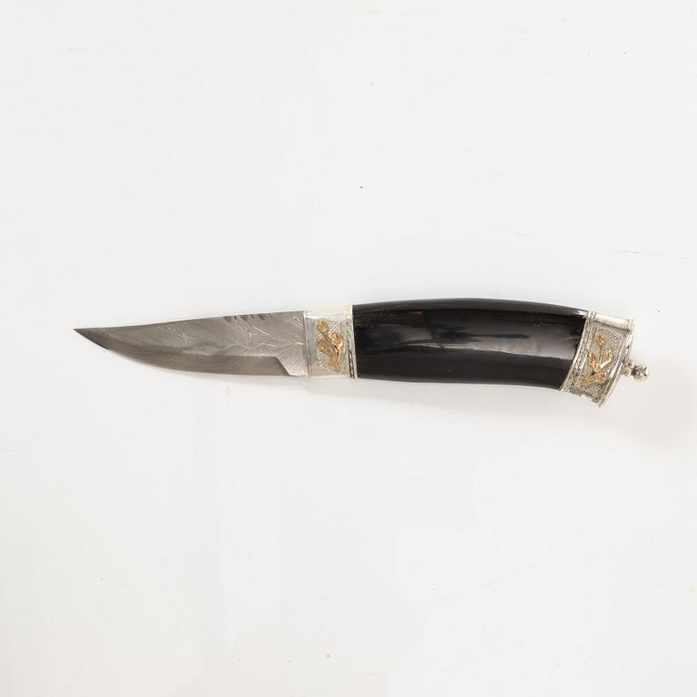 Knife-Jocke (Jan Olsson) Sörböle, knife in sheath, signed.