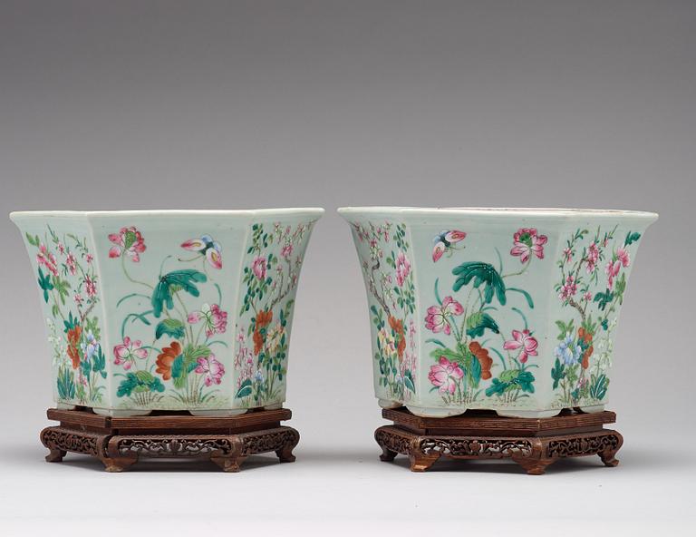 A pair of famille rose flower pots, Qing dynasty, 19th Century.