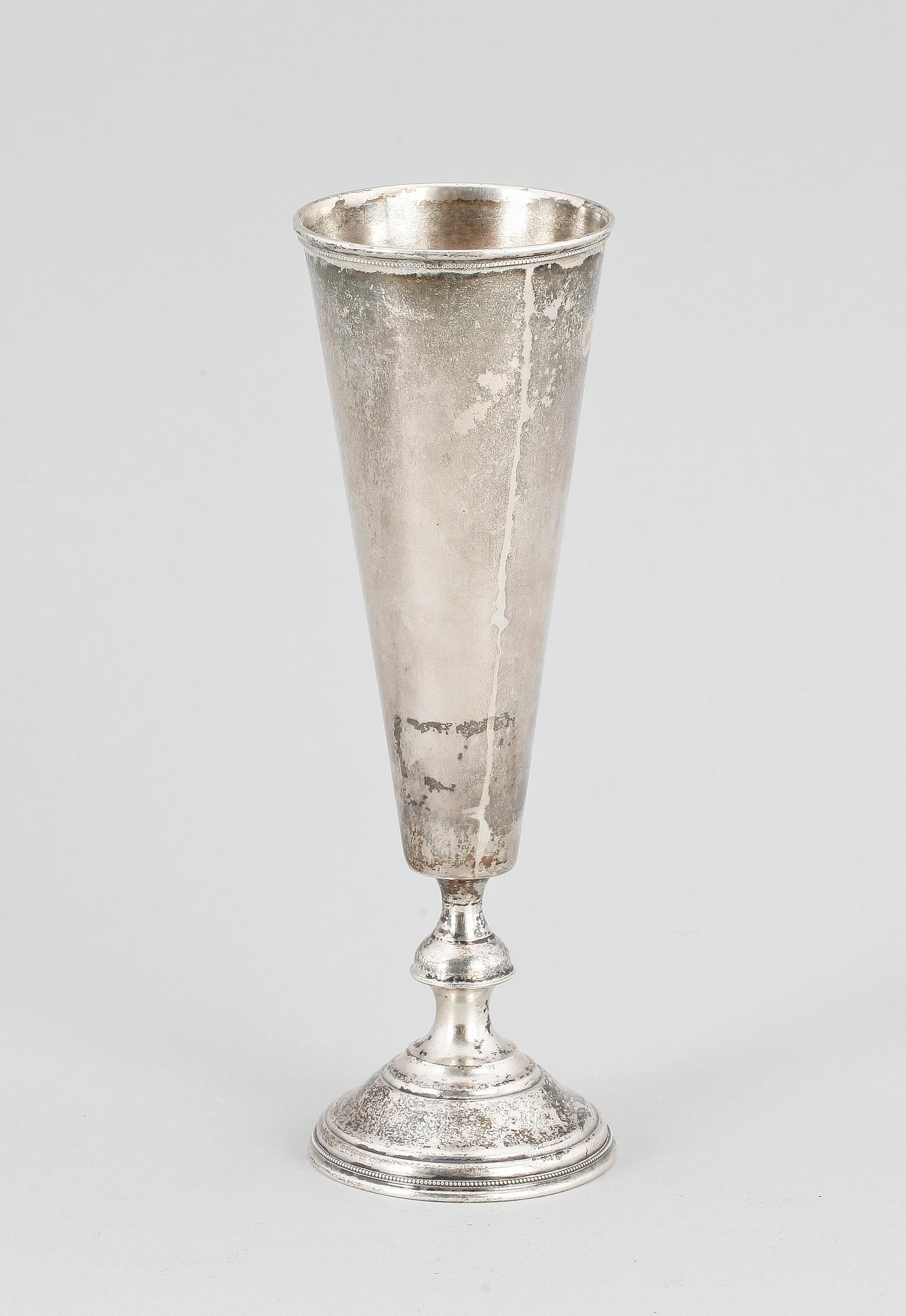 BÄGARE, 2 st, samt vas, silver, Moskva, Ryssland. Omkring 1900. Vikt ca 154 g.