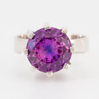 G.KAPLAN, ring with synthetic colour change sapphire.