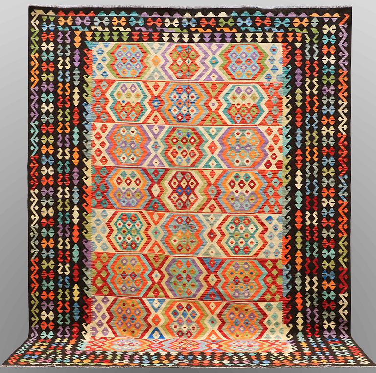 MATTA, kelim, ca 375 x 285 cm.