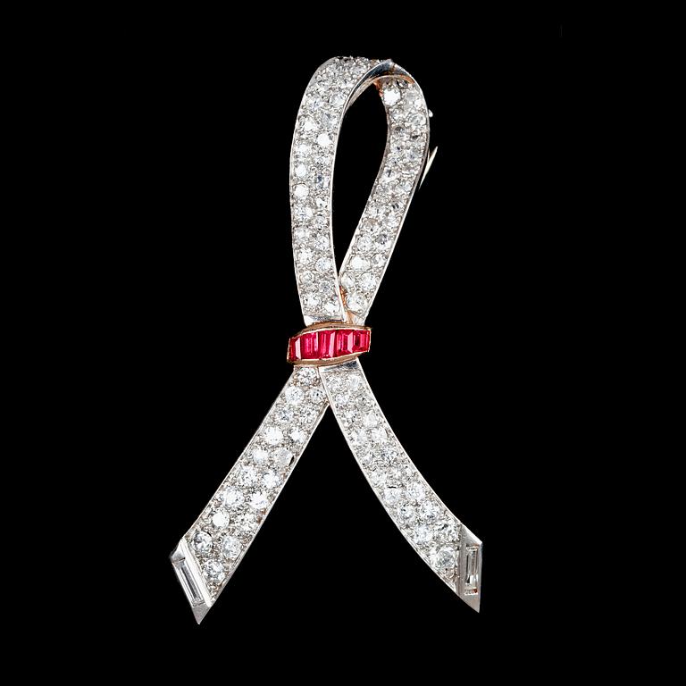 BROSCH, åttkantslipade diamanter, tot. ca 3.50 ct, samt rubiner, 1930-tal.