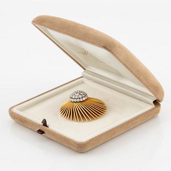 A Van Cleef & Arpels brooch in 18K gold with round brilliant-cut diamonds.
