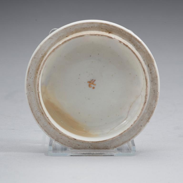 A Meissen chinoiserie equelle with cover and stand, 1725-30.