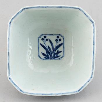 A blue and white bowl, Qing dynasty, 18th century.