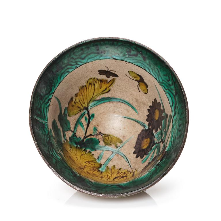 A Japanese kutani bowl, Edo period (1666-1868).