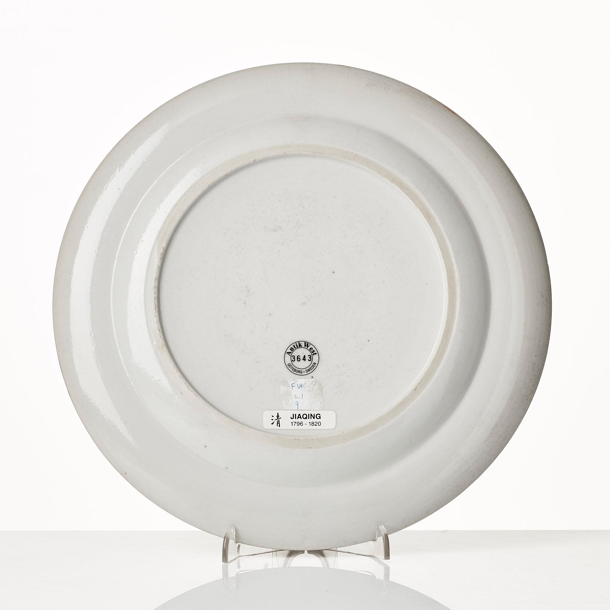 An armorial dinner plate, Qing dynasty, Jiaqing (1796-1820).