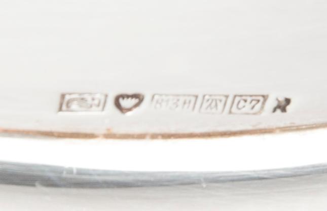 KORG samt FAT, silver, Helsingfors 1948 och Åbo 1956. Vikt 640 g.