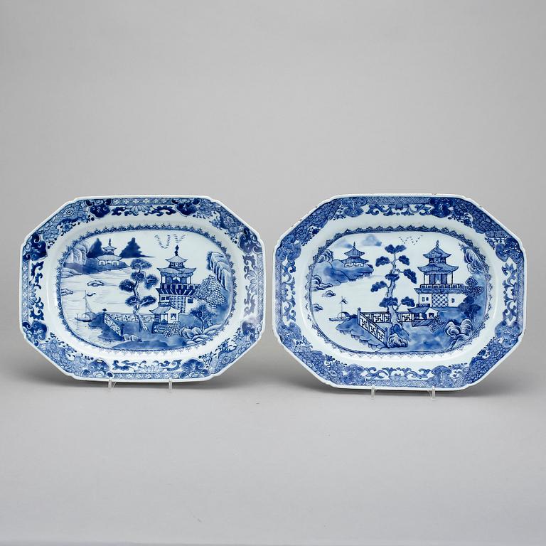 STEKFAT, 2 st, porslin, Kina. Qianlong (1736-95).