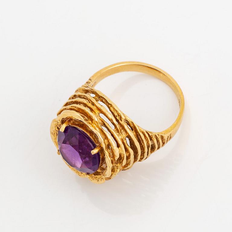 18K gold and amethyst ring.