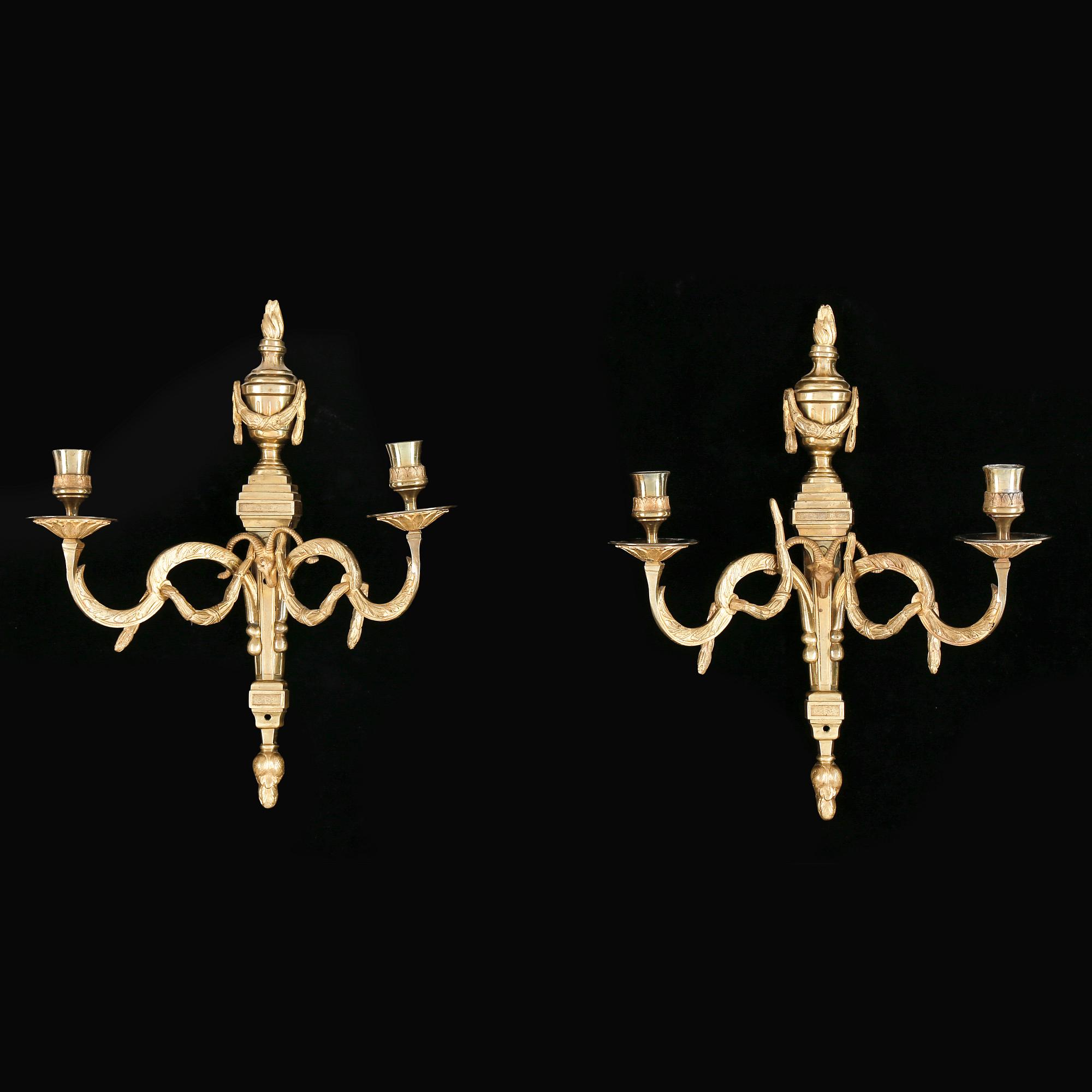 APPLIQUER, ett par, mässing, Louis XVI-stil, 1900-talets första hälft.