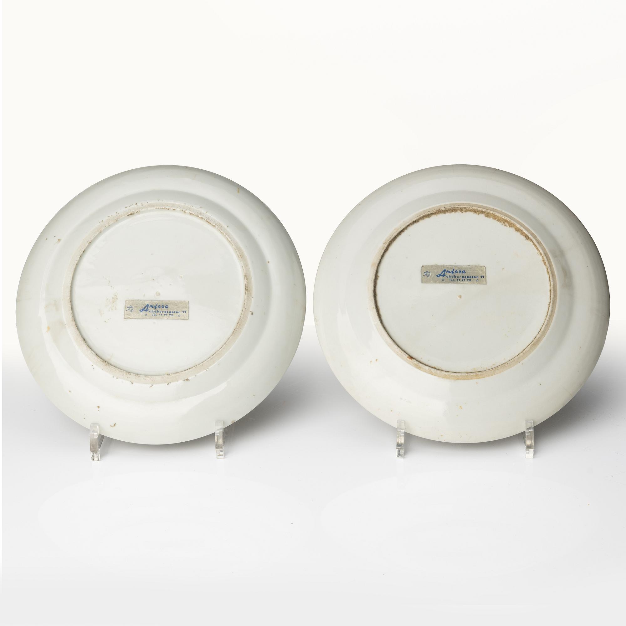 A pair of grisaille dinner plates, Qing dynasty, 19th century.
