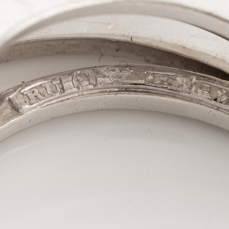 Rey Urban, ring 18K vitguld med en rund briljantslipad diamant ca 1,13 ct, Stockholm 1966.