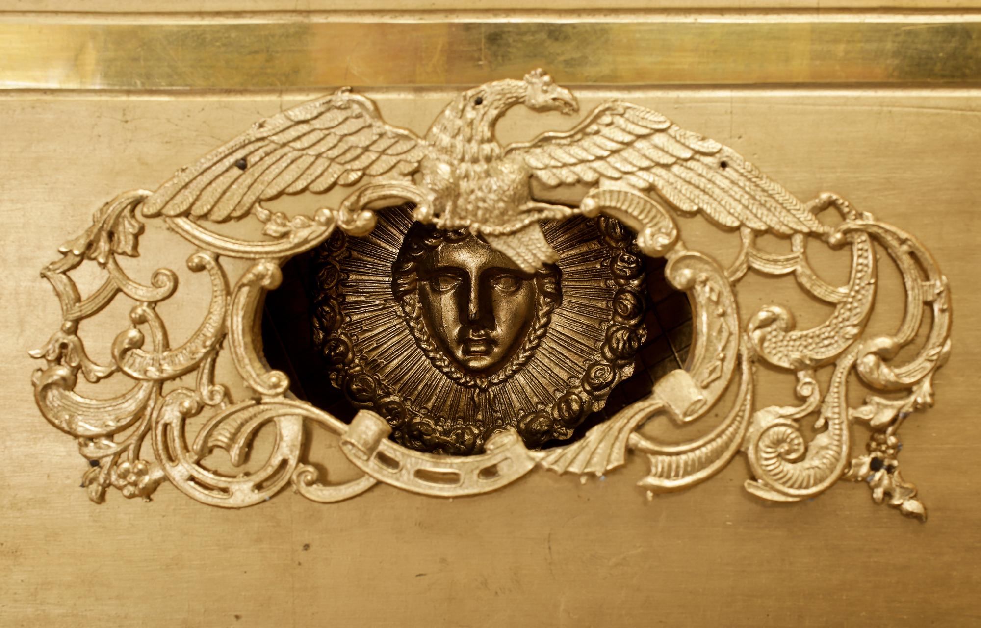 VÄGGPENDYL, empire, 1800-talets andra kvartal. Bronserad och förgylld.