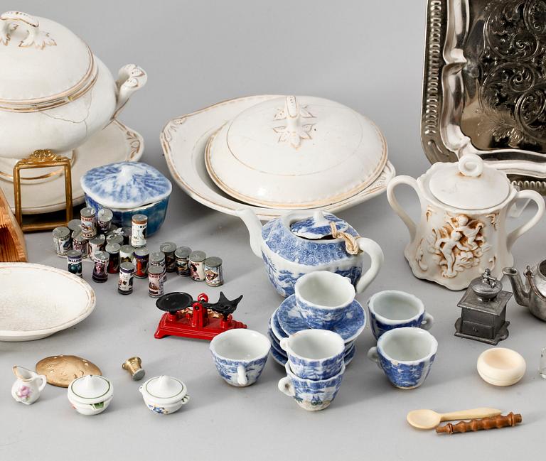 DOCKTILLBEHÖR, ca. 30 delar.