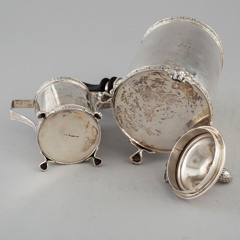 KAFFEKANNA samt GRÄDDKANNA, silver. Bl a K Andersson, Stockholm 1910.