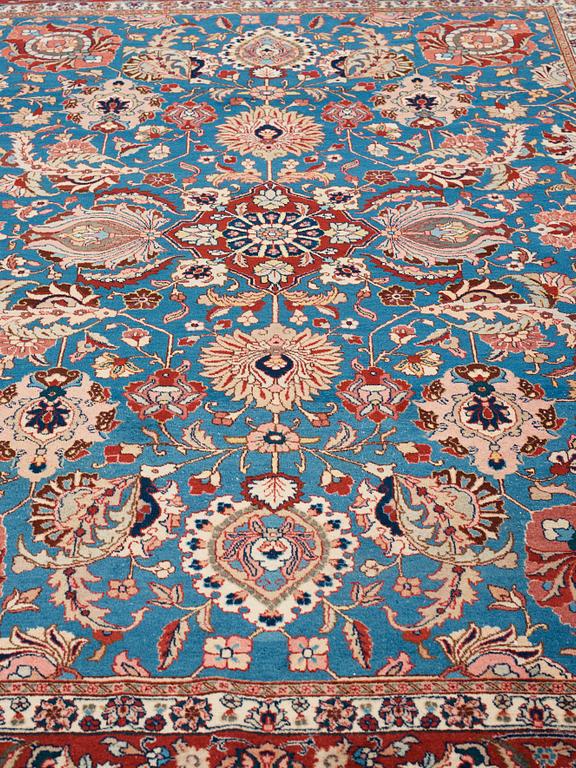 MATTO, a semi-antique Tabriz, ca 359,5 x  259 cm.